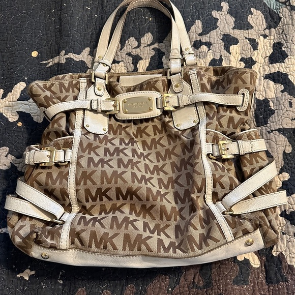 Michael Kors Gansevoort large signature shoulder bag. - Picture 1 of 8